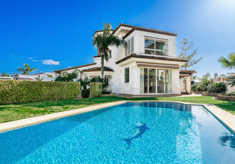 Villa junto a la playa con apartamento de invitados en Las Chapas Playa, Marbella Este
