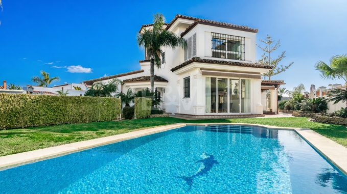 Villa junto a la playa con apartamento de invitados en Las Chapas Playa, Marbella Este
