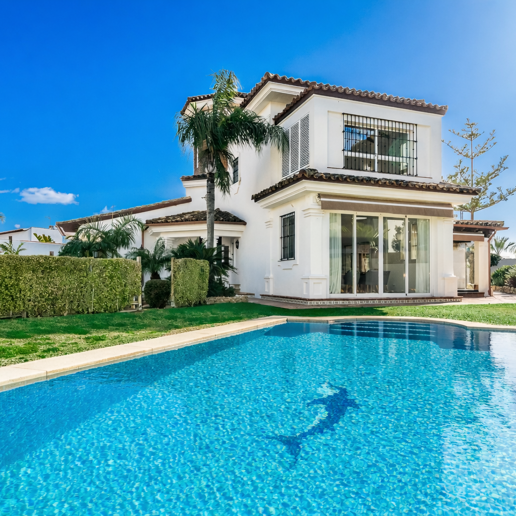 Beachside Villa with Guest Apartment in Las Chapas Beach, Marbella East