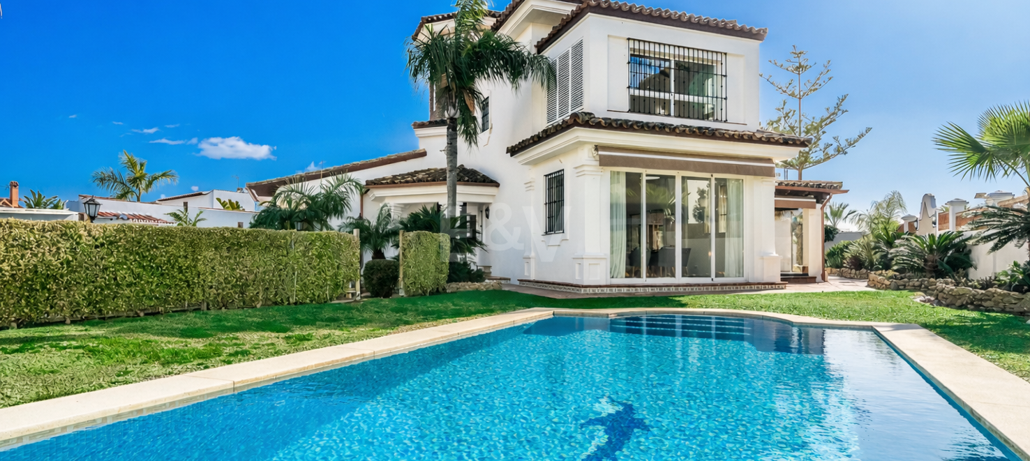 Beachside Villa with Guest Apartment in Las Chapas Beach, Marbella East