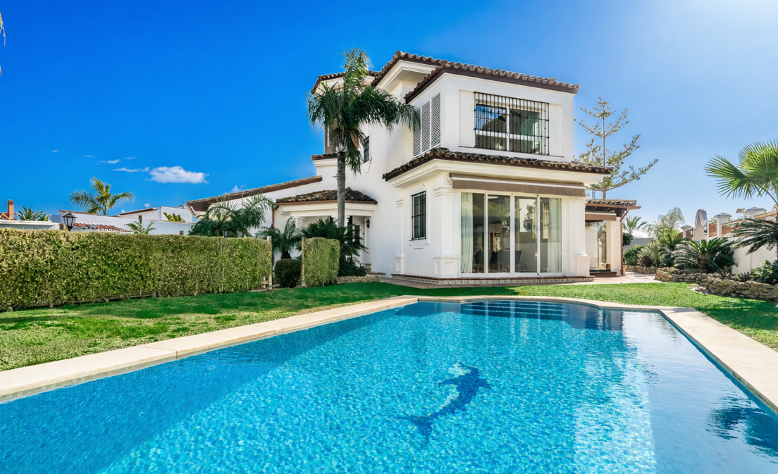 Villa junto a la playa con apartamento de invitados en Las Chapas Playa, Marbella Este