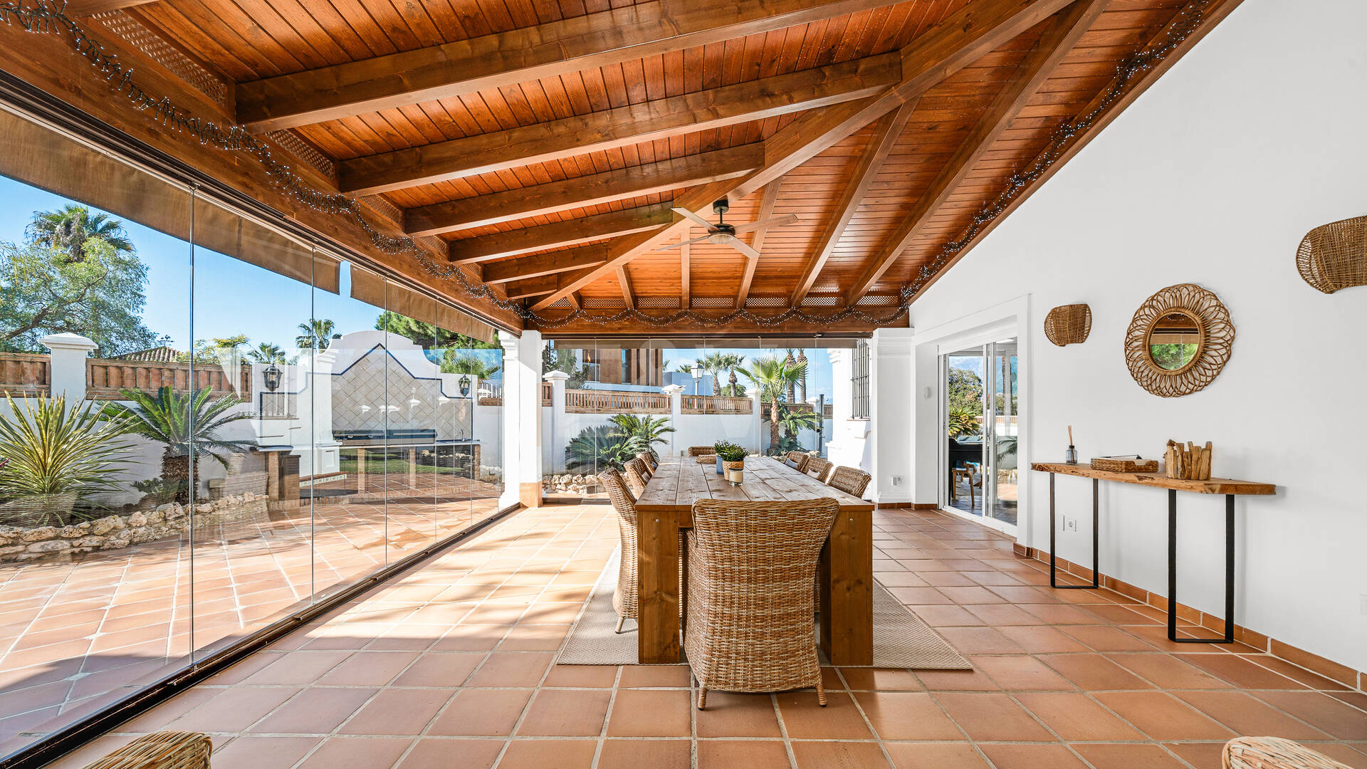 Villa junto a la playa con apartamento de invitados en Las Chapas Playa, Marbella Este