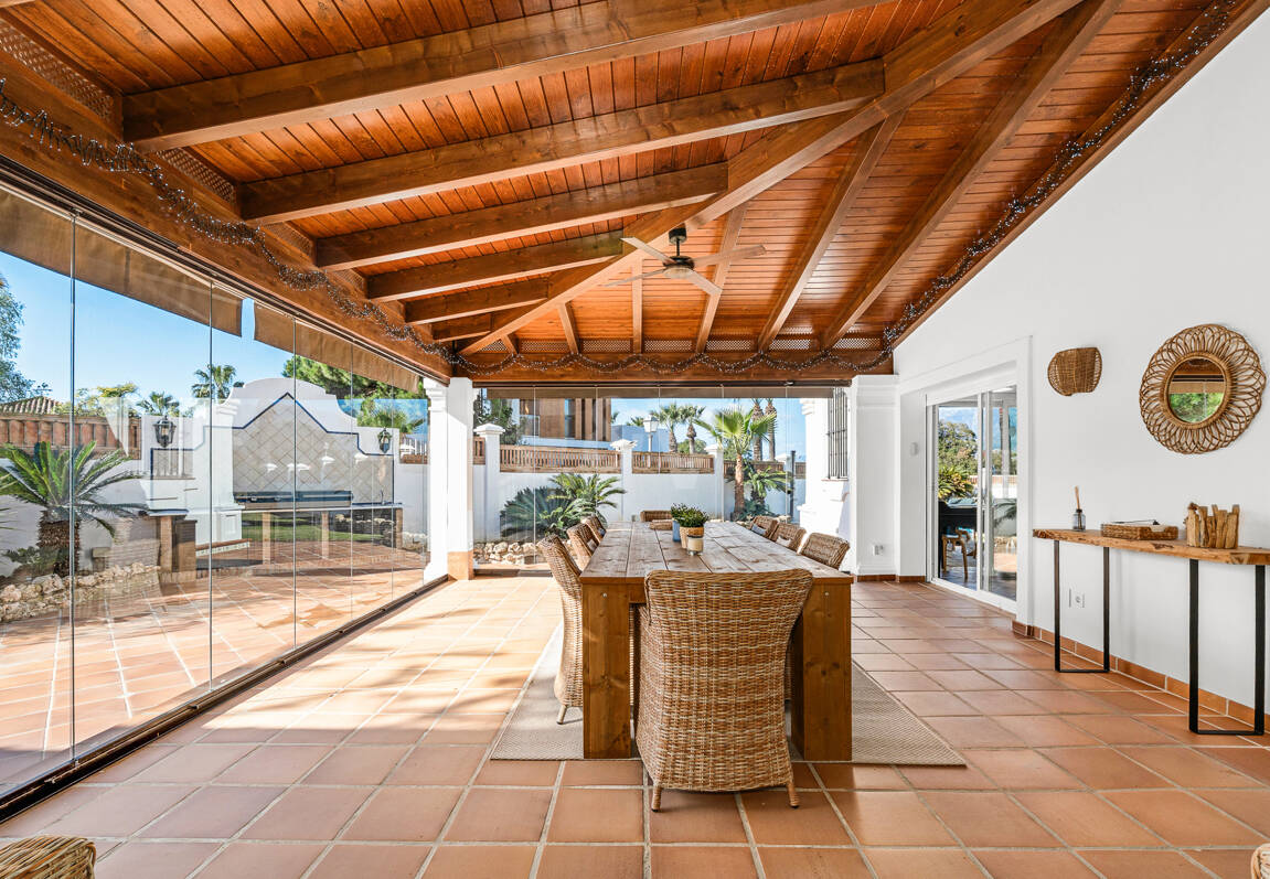 Villa junto a la playa con apartamento de invitados en Las Chapas Playa, Marbella Este