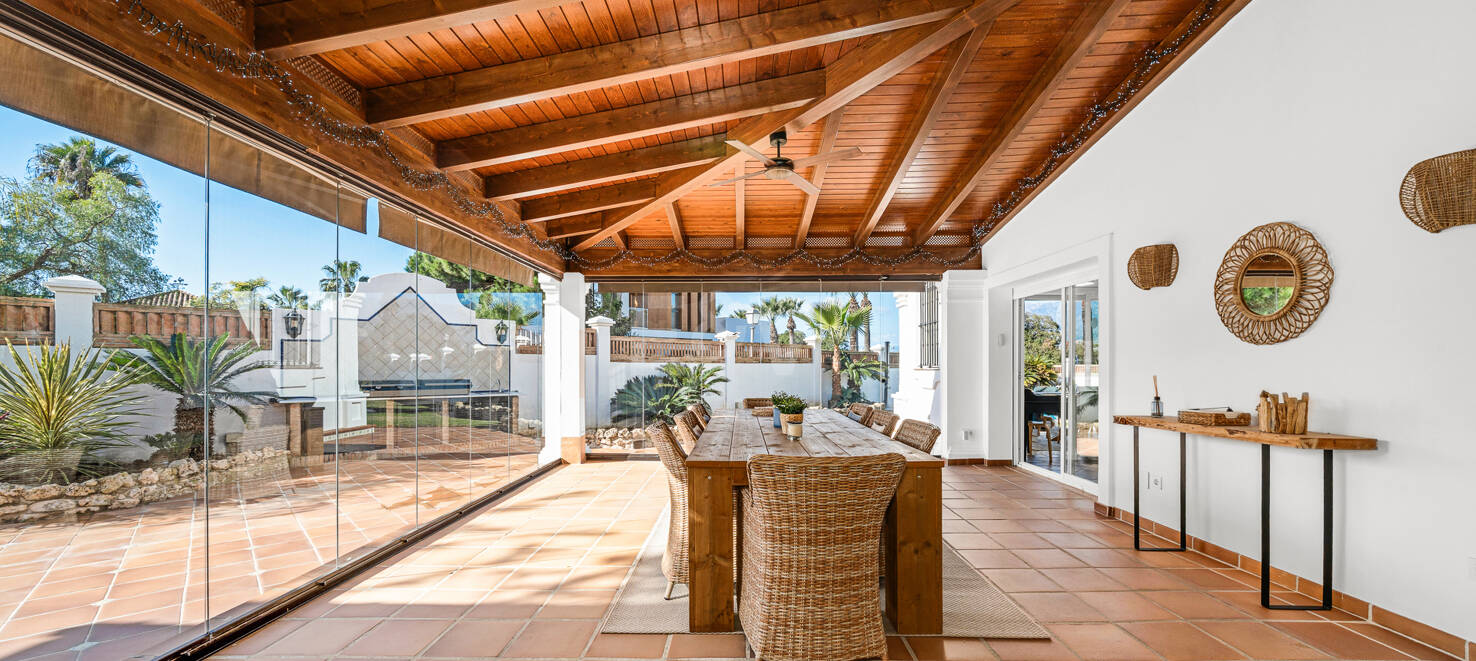 Beachside Villa with Guest Apartment in Las Chapas Beach, Marbella East