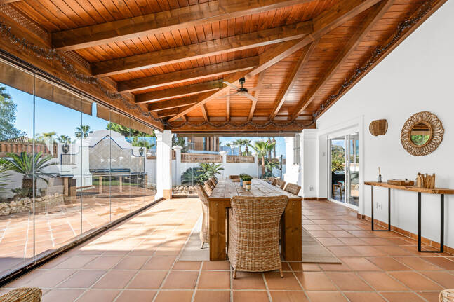 Villa junto a la playa con apartamento de invitados en Las Chapas Playa, Marbella Este