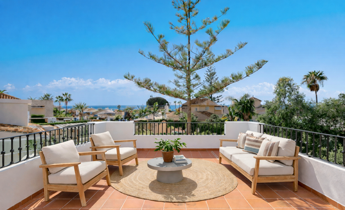 Beachside Villa with Guest Apartment in Las Chapas Beach, Marbella East