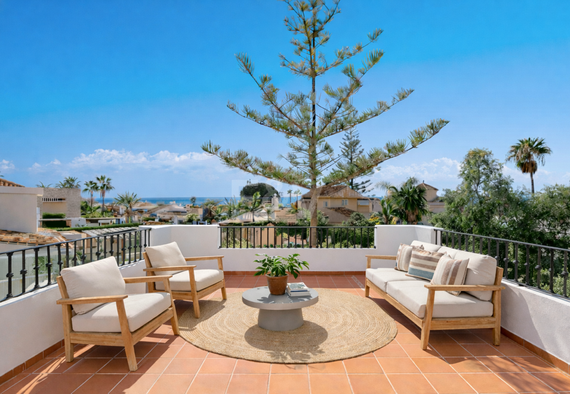 Villa junto a la playa con apartamento de invitados en Las Chapas Playa, Marbella Este