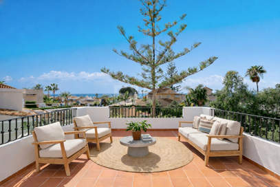 Villa junto a la playa con apartamento de invitados en Las Chapas Playa, Marbella Este