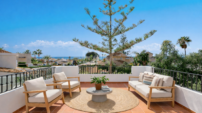 Villa junto a la playa con apartamento de invitados en Las Chapas Playa, Marbella Este