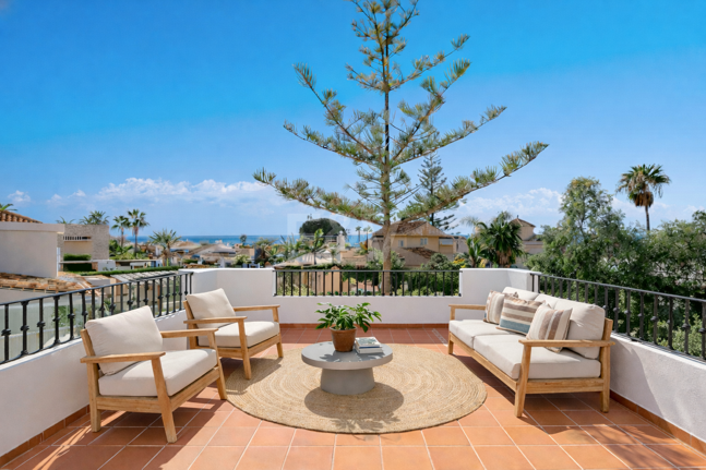 Villa junto a la playa con apartamento de invitados en Las Chapas Playa, Marbella Este