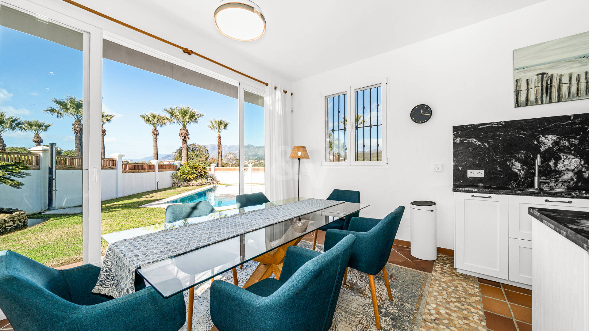 Villa junto a la playa con apartamento de invitados en Las Chapas Playa, Marbella Este