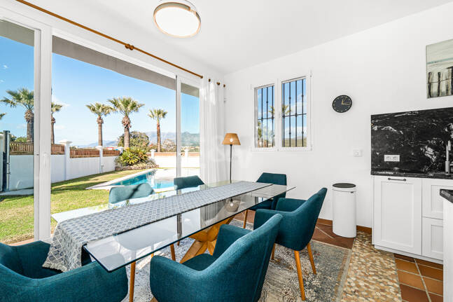 Villa junto a la playa con apartamento de invitados en Las Chapas Playa, Marbella Este