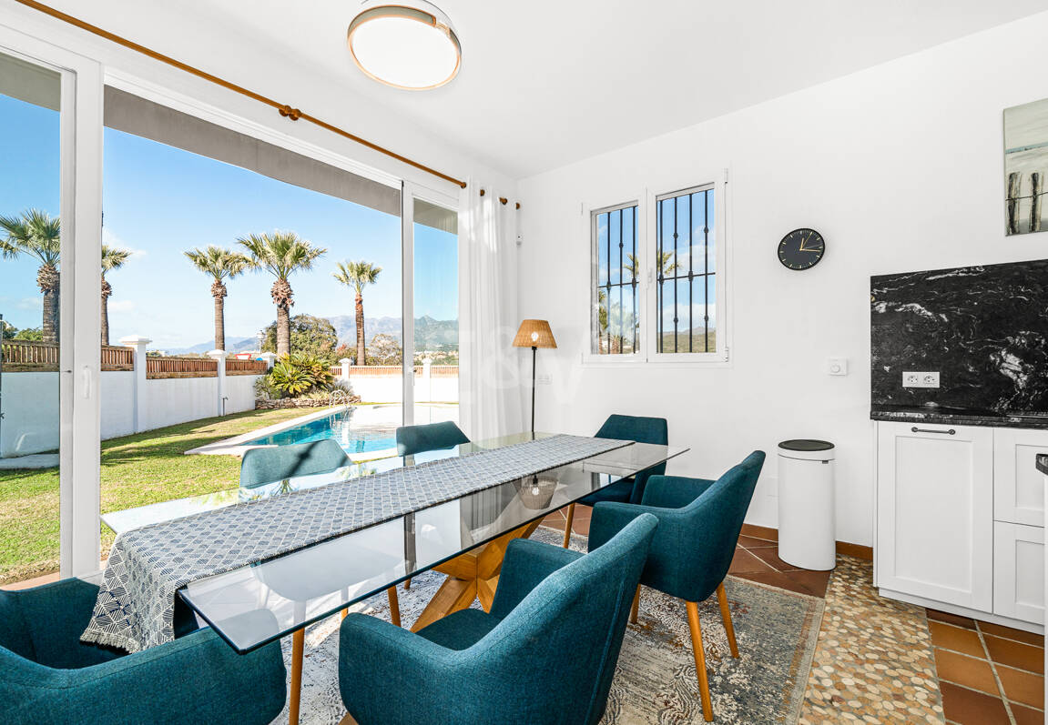 Villa junto a la playa con apartamento de invitados en Las Chapas Playa, Marbella Este