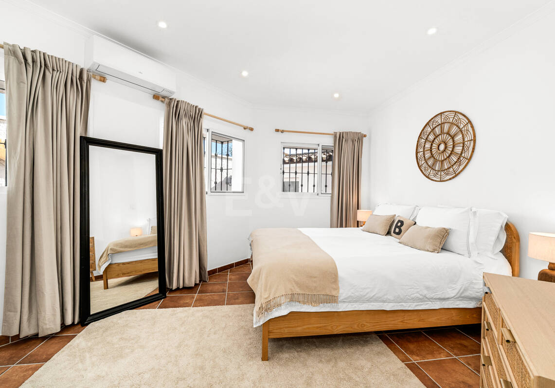 Villa junto a la playa con apartamento de invitados en Las Chapas Playa, Marbella Este