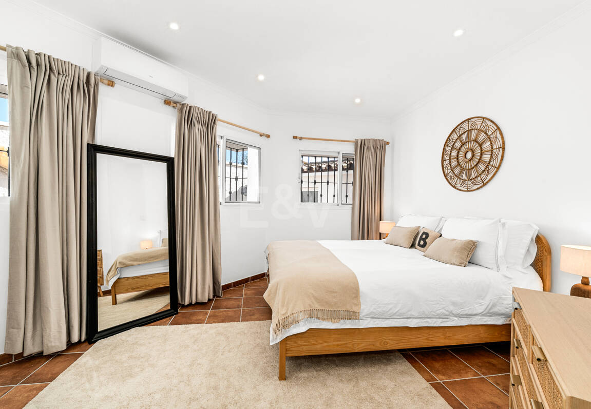 Villa junto a la playa con apartamento de invitados en Las Chapas Playa, Marbella Este