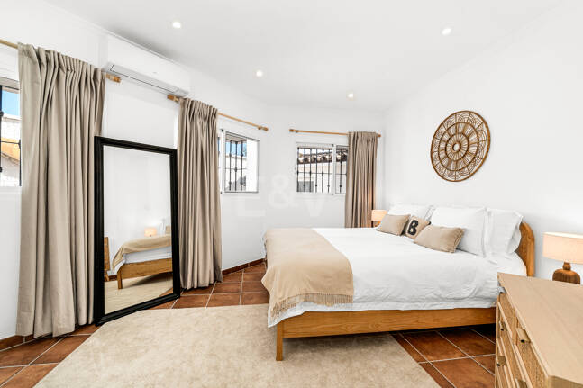 Villa junto a la playa con apartamento de invitados en Las Chapas Playa, Marbella Este