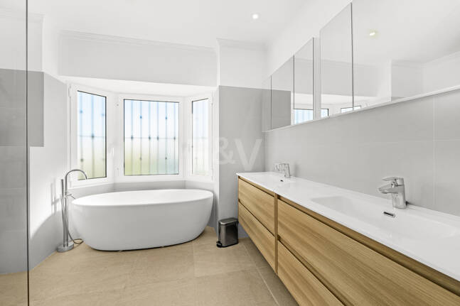 Villa junto a la playa con apartamento de invitados en Las Chapas Playa, Marbella Este