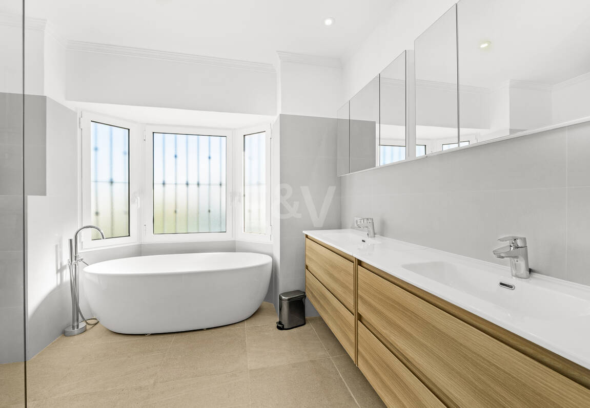 Villa junto a la playa con apartamento de invitados en Las Chapas Playa, Marbella Este