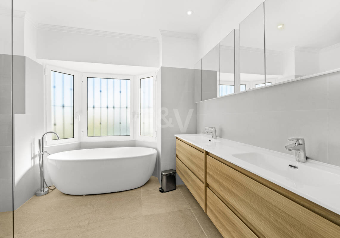 Villa junto a la playa con apartamento de invitados en Las Chapas Playa, Marbella Este