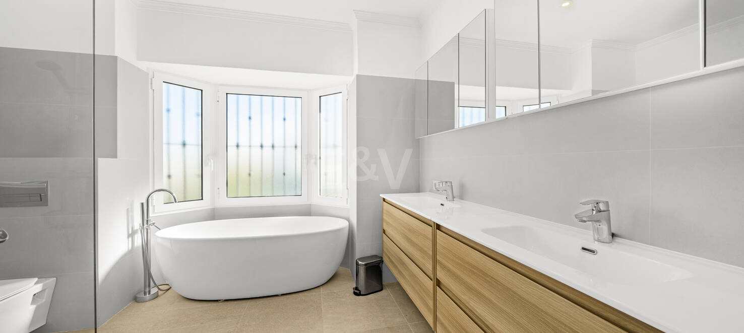 Beachside Villa with Guest Apartment in Las Chapas Beach, Marbella East