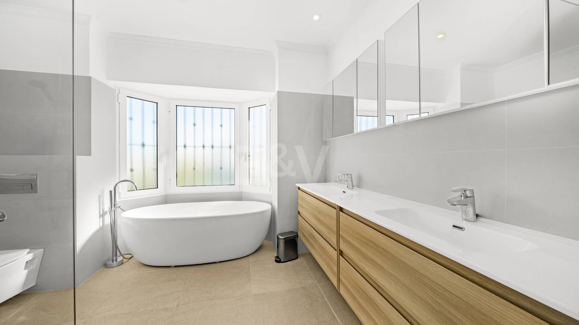 Villa junto a la playa con apartamento de invitados en Las Chapas Playa, Marbella Este