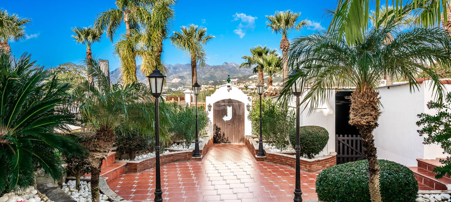 Beachside Villa with Guest Apartment in Las Chapas Beach, Marbella East