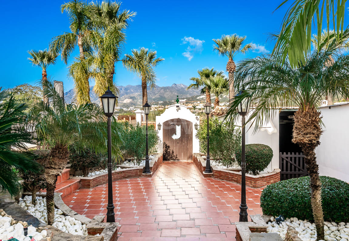 Villa junto a la playa con apartamento de invitados en Las Chapas Playa, Marbella Este
