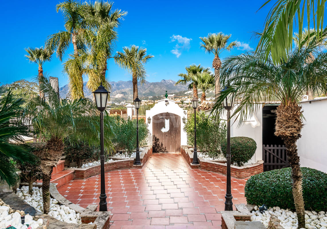 Villa junto a la playa con apartamento de invitados en Las Chapas Playa, Marbella Este