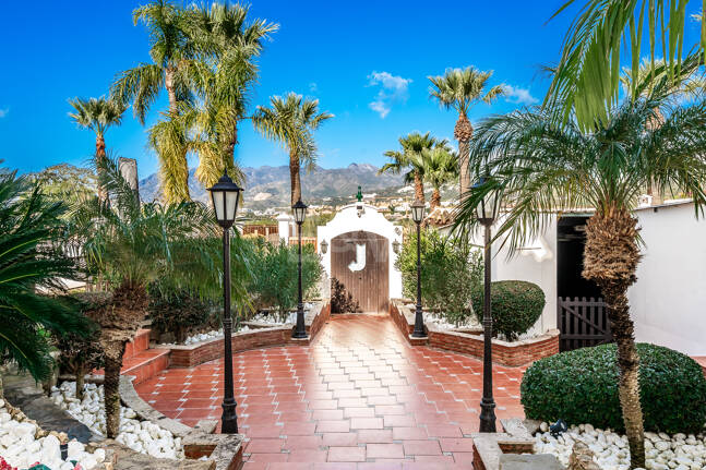 Villa junto a la playa con apartamento de invitados en Las Chapas Playa, Marbella Este