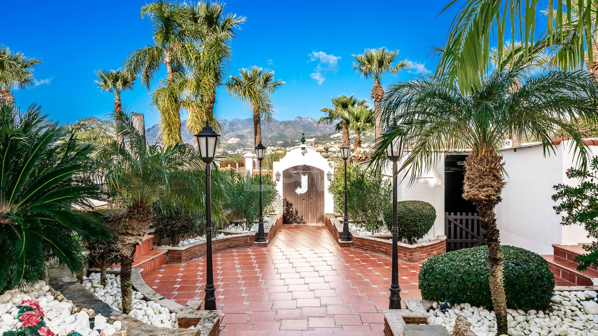 Strandvilla med gästlägenhet vid Las Chapas-stranden, östra Marbella