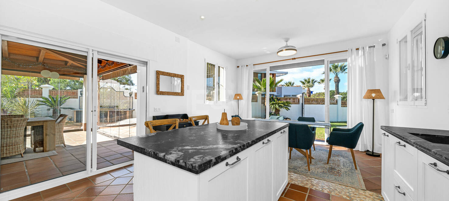 Beachside Villa with Guest Apartment in Las Chapas Beach, Marbella East