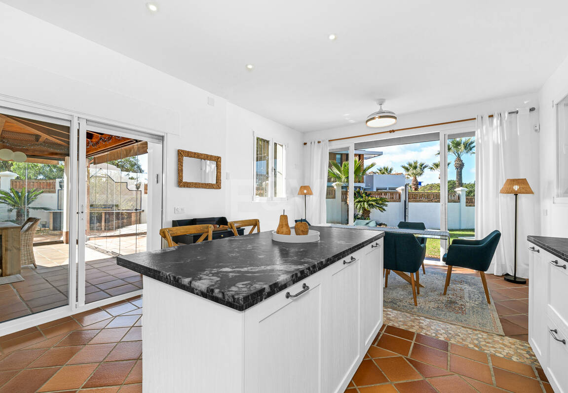 Villa junto a la playa con apartamento de invitados en Las Chapas Playa, Marbella Este