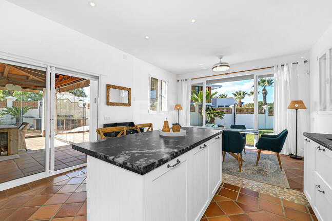 Villa junto a la playa con apartamento de invitados en Las Chapas Playa, Marbella Este