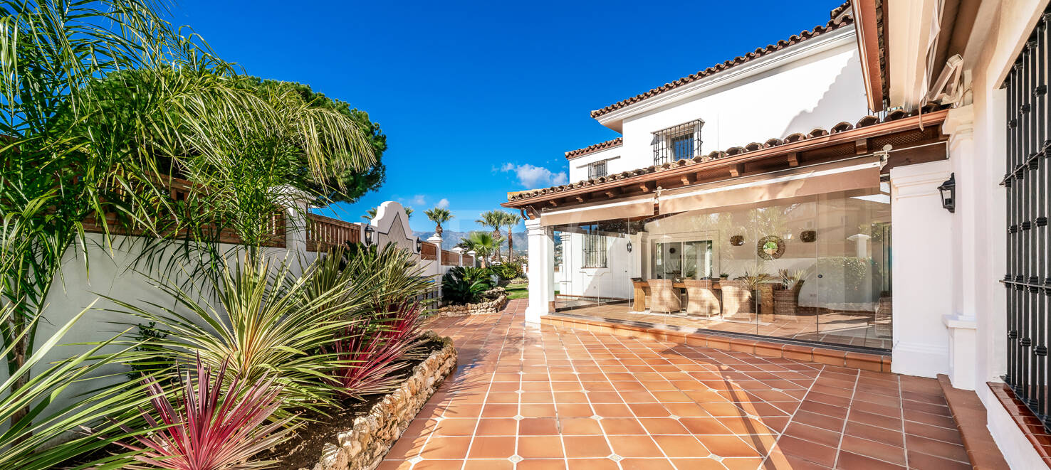 Beachside Villa with Guest Apartment in Las Chapas Beach, Marbella East