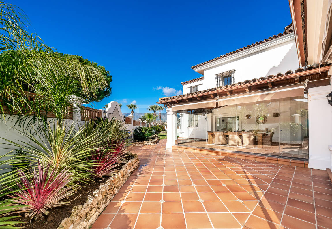 Villa junto a la playa con apartamento de invitados en Las Chapas Playa, Marbella Este