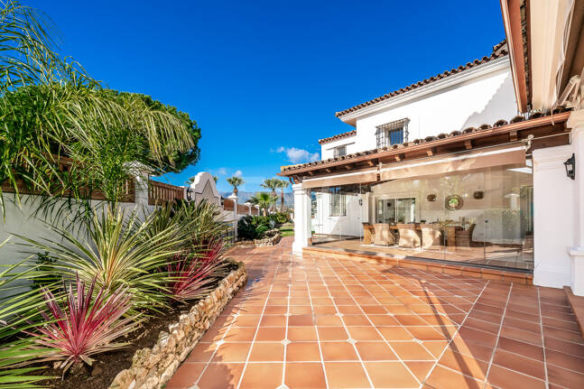 Villa junto a la playa con apartamento de invitados en Las Chapas Playa, Marbella Este