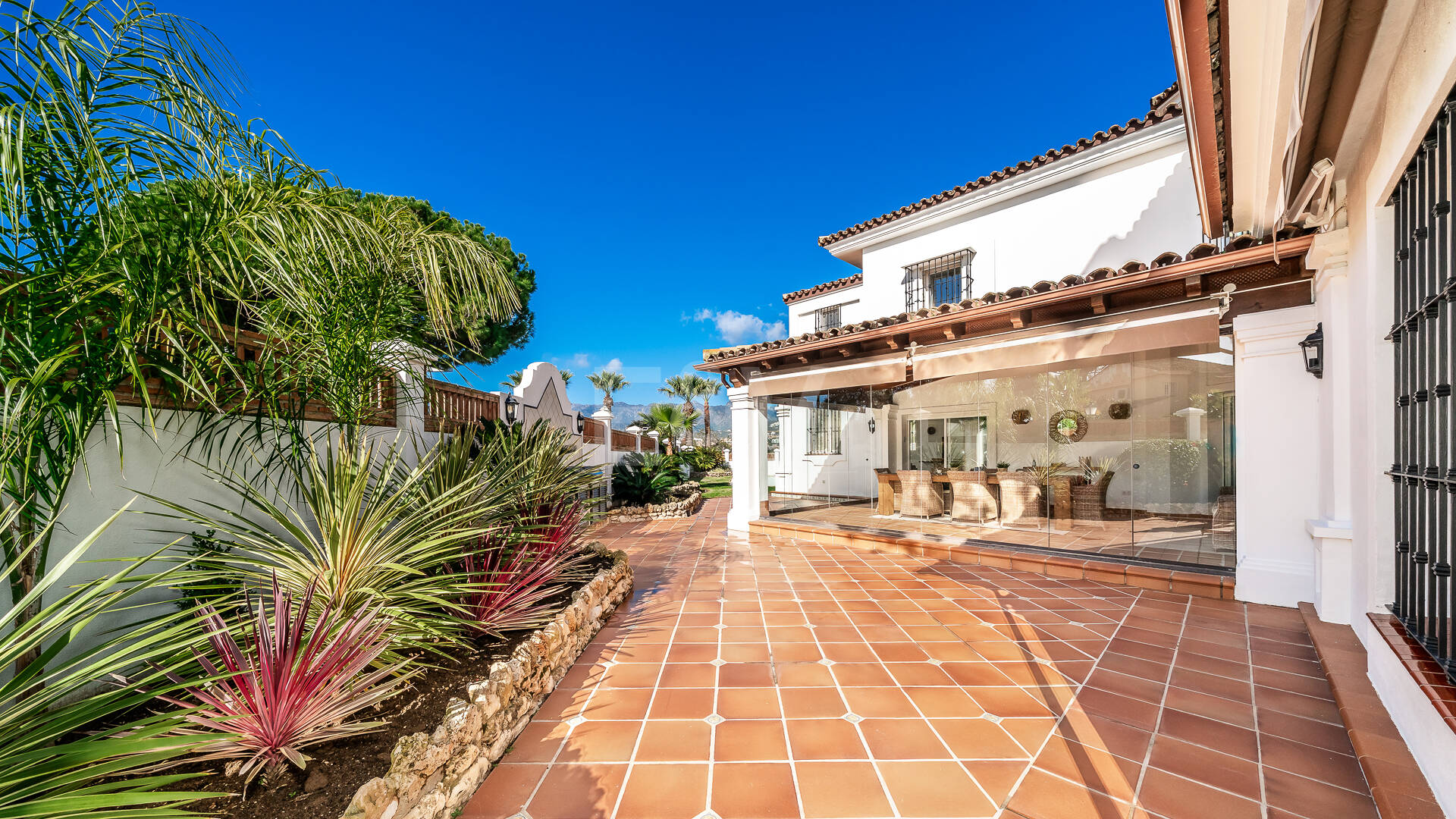 Strandvilla med gästlägenhet vid Las Chapas-stranden, östra Marbella