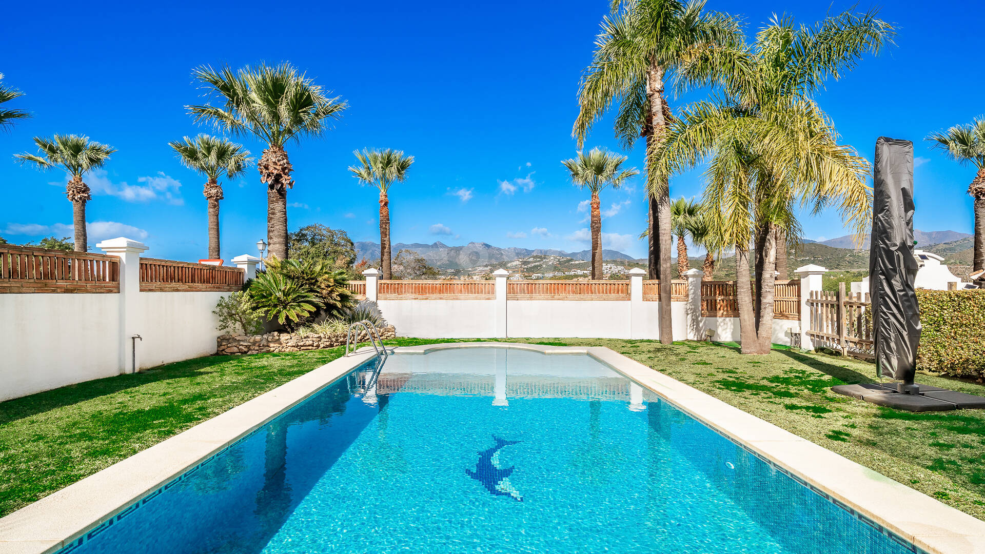 Villa junto a la playa con apartamento de invitados en Las Chapas Playa, Marbella Este