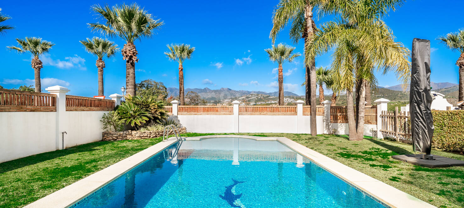 Beachside Villa with Guest Apartment in Las Chapas Beach, Marbella East