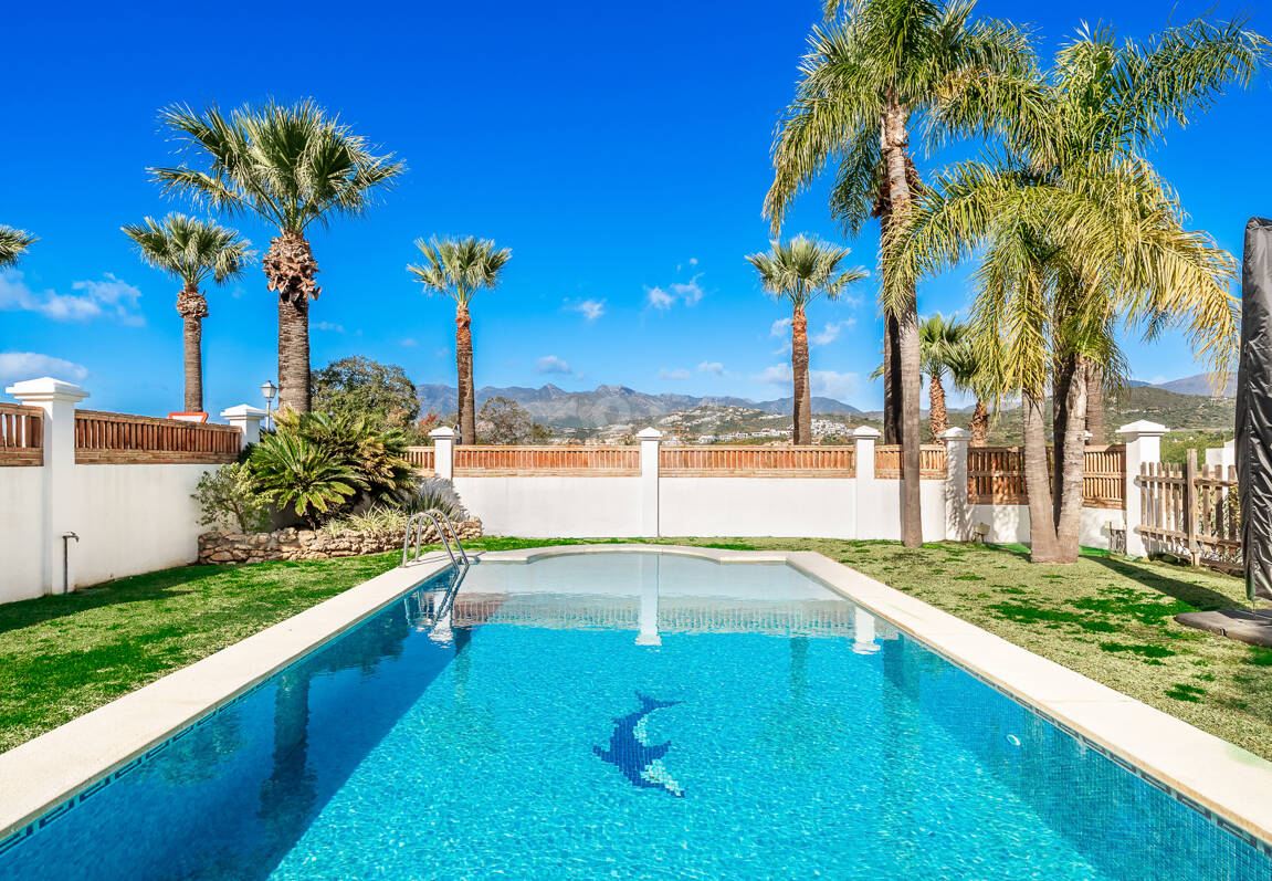 Villa junto a la playa con apartamento de invitados en Las Chapas Playa, Marbella Este