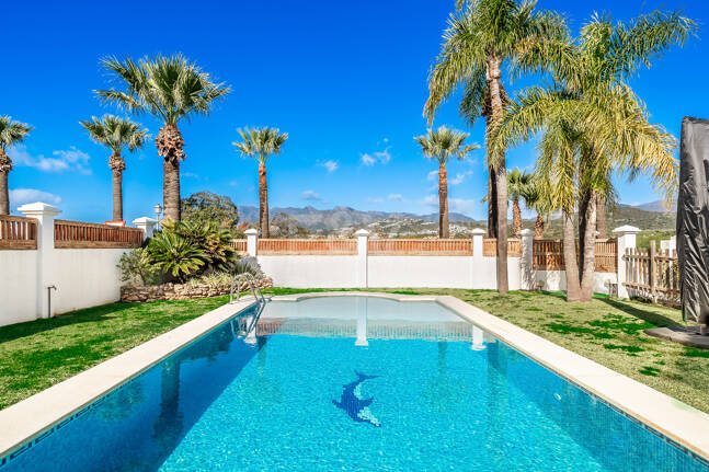 Villa junto a la playa con apartamento de invitados en Las Chapas Playa, Marbella Este