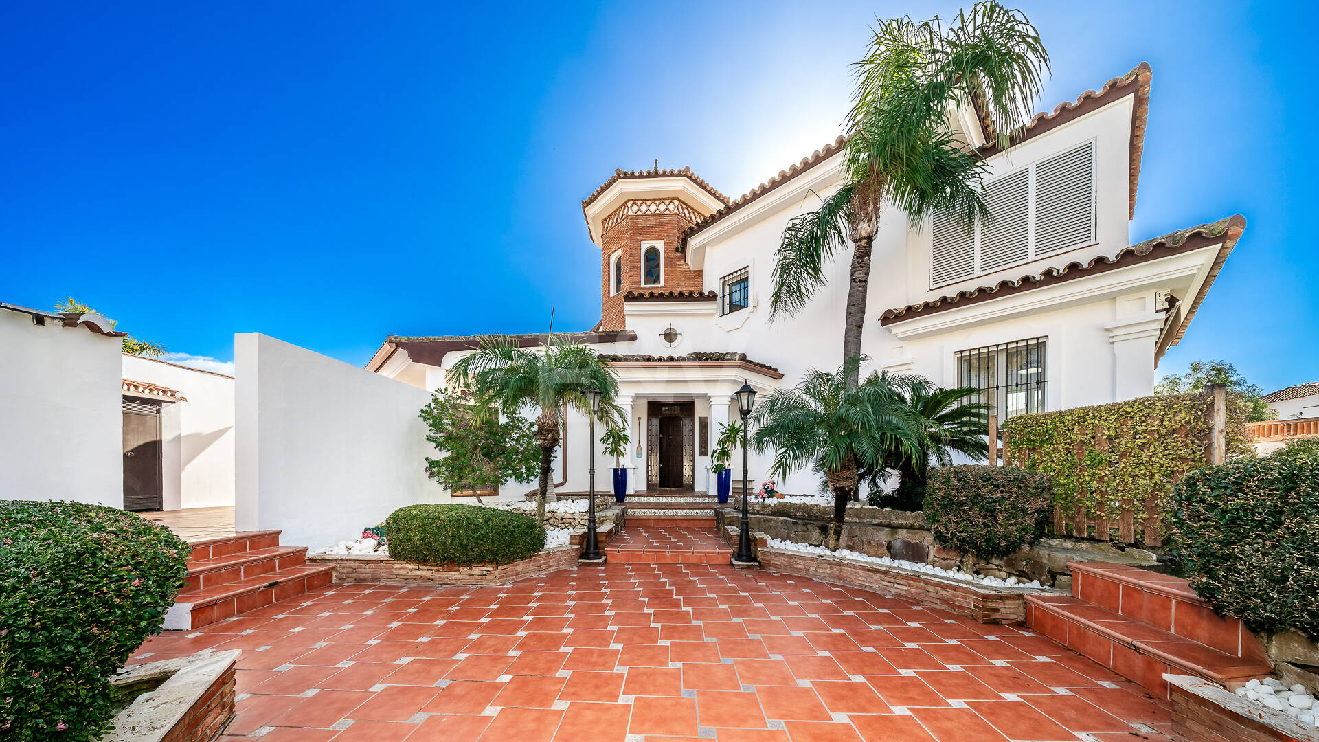 Villa junto a la playa con apartamento de invitados en Las Chapas Playa, Marbella Este