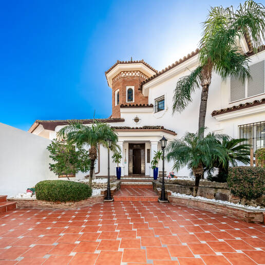 Beachside Villa with Guest Apartment in Las Chapas Beach, Marbella East