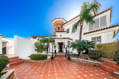 Villa junto a la playa con apartamento de invitados en Las Chapas Playa, Marbella Este