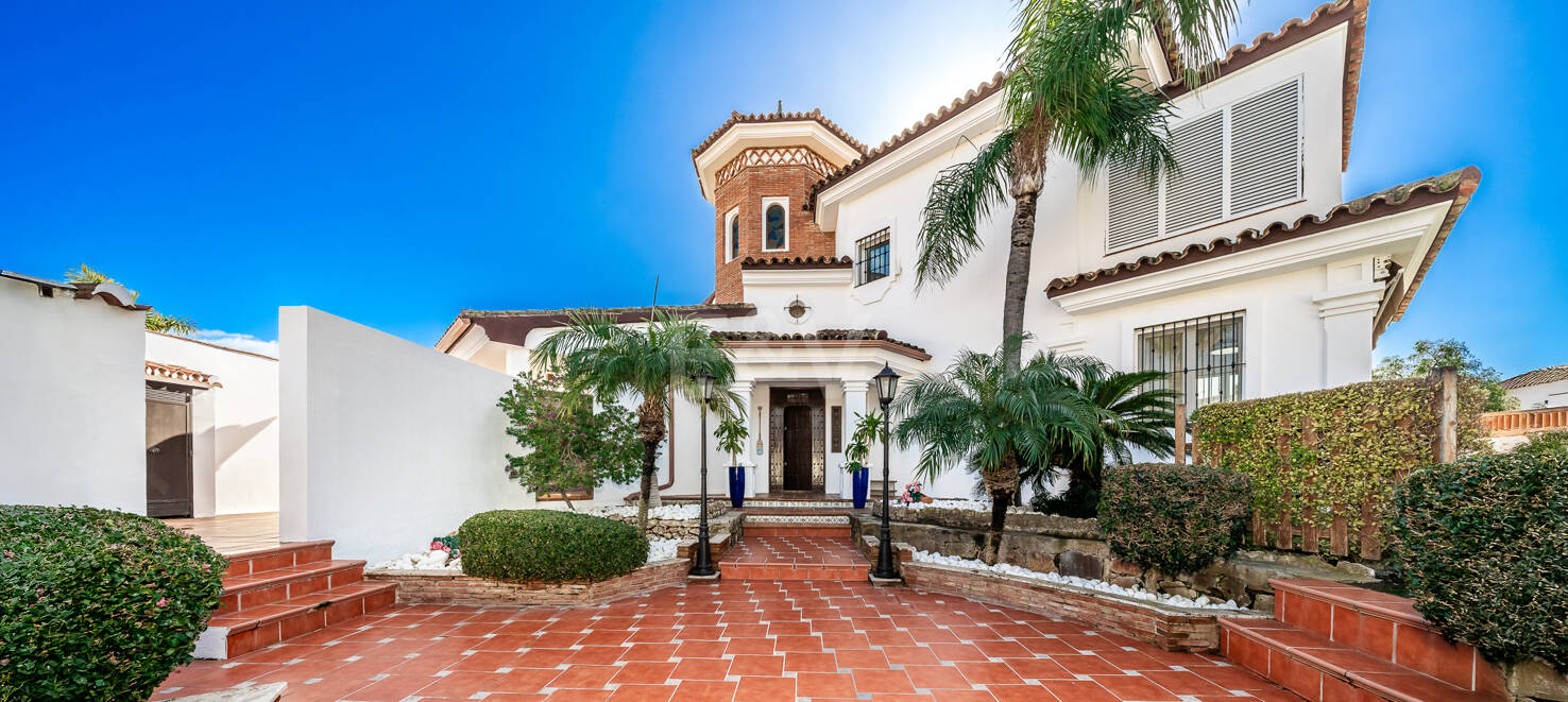 Beachside Villa with Guest Apartment in Las Chapas Beach, Marbella East