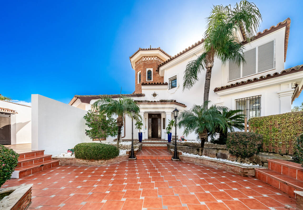 Villa junto a la playa con apartamento de invitados en Las Chapas Playa, Marbella Este