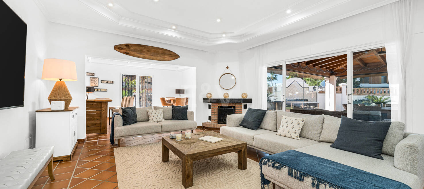 Beachside Villa with Guest Apartment in Las Chapas Beach, Marbella East