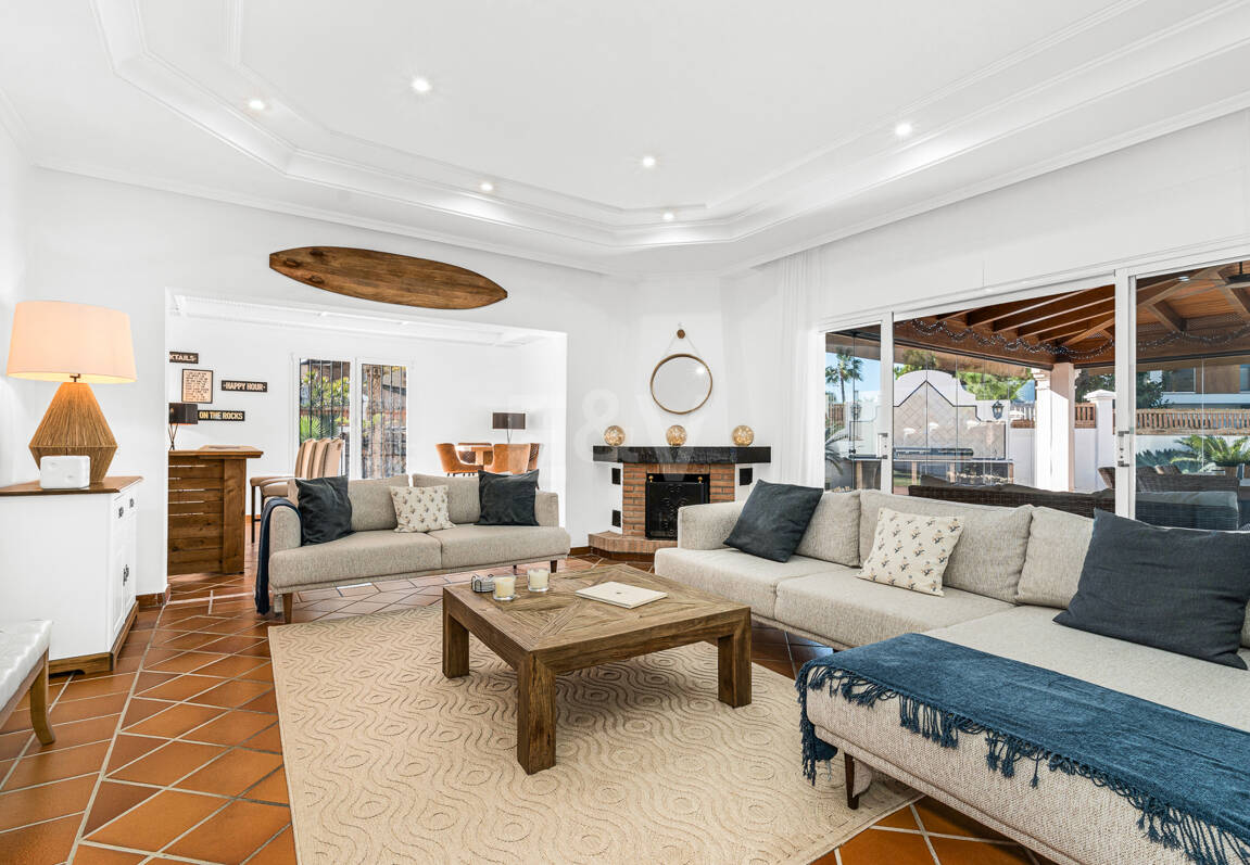 Villa junto a la playa con apartamento de invitados en Las Chapas Playa, Marbella Este