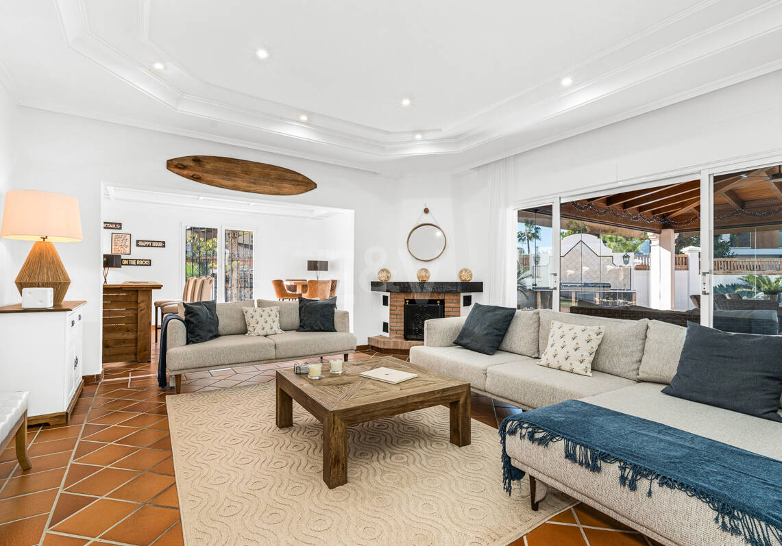 Villa junto a la playa con apartamento de invitados en Las Chapas Playa, Marbella Este