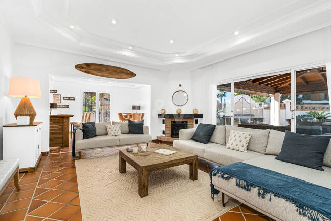 Villa junto a la playa con apartamento de invitados en Las Chapas Playa, Marbella Este